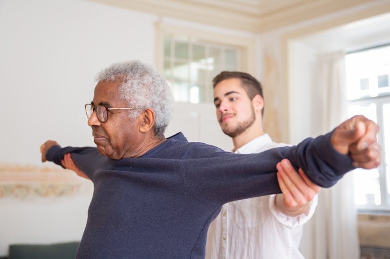 Pflegebedürftiger Senior mit Pflegekraft — Pflegegrad Einstufung